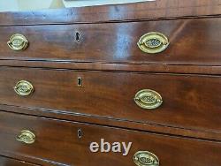Early 19th Century American Hepplewhite Chest of Drawers