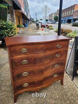Grand Mahogany Federal Chest of drawers 19thc