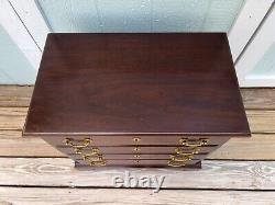 Vintage 1973 Henkel Harris Mahogany Small Side Accent Chairside 4 Drawer Chest