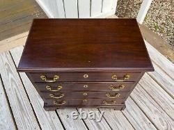 Vintage 1973 Henkel Harris Mahogany Small Side Accent Chairside 4 Drawer Chest