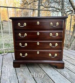 Vintage 1977 Henkel Harris Mahogany Small Side Accent Chairside 4 Drawer Chest