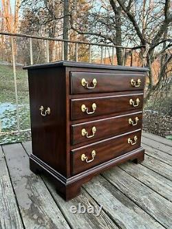 Vintage 1998 Henkel Harris Mahogany Small Side Accent Chairside 4 Drawer Chest 1